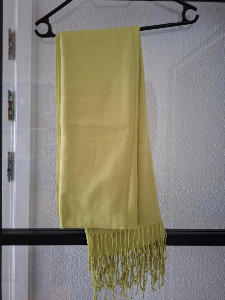 Mooie, dunne groene sjaal, Merkloos, Ophalen of Verzenden, Zo goed als nieuw, Sjaal