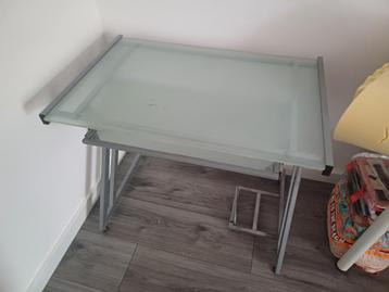 Glazen bureau / computerbureau met schuiflade beschikbaar voor biedingen