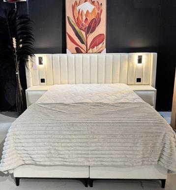 Direct ophalen |Luxe Sereen Boxspring | nachtkastje & lampen beschikbaar voor biedingen