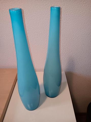 2 turquoise blauwe vazen/flessen.
Hoogte 46 cm.
Onbeschadigd beschikbaar voor biedingen