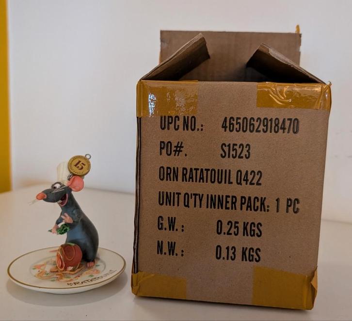 Disney ornament ter ere van het 15jarig jubileum Ratatouille, Verzamelen, Disney, Gebruikt, Beeldje of Figuurtje, Overige figuren