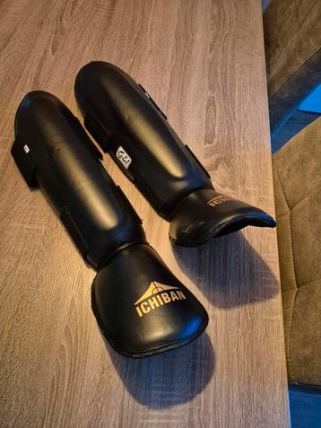 Ichiban Scheenbeschermers S/M beschikbaar voor biedingen