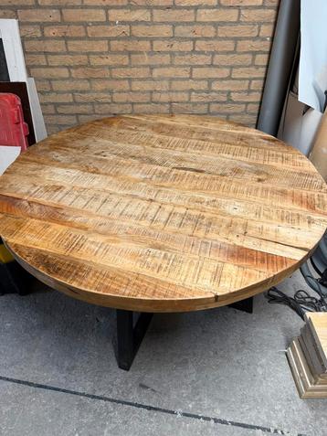 Ronde tafel 130 cm, mangohout, zwarte stalen poten, zgan !! beschikbaar voor biedingen