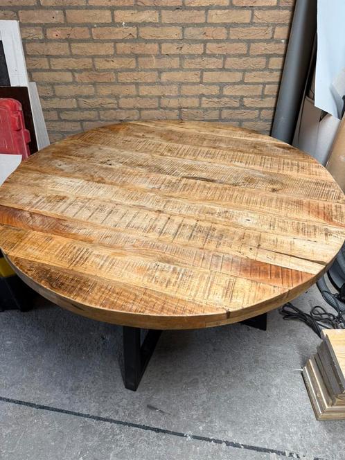 Ronde tafel 130 cm, mangohout, zwarte stalen poten, zgan !!, Huis en Inrichting, Tafels | Eettafels, Zo goed als nieuw, 100 tot 150 cm