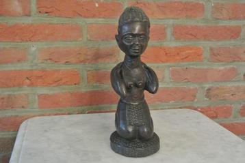   Hard Houten Beeld Knielende Oudere Dame  beschikbaar voor biedingen