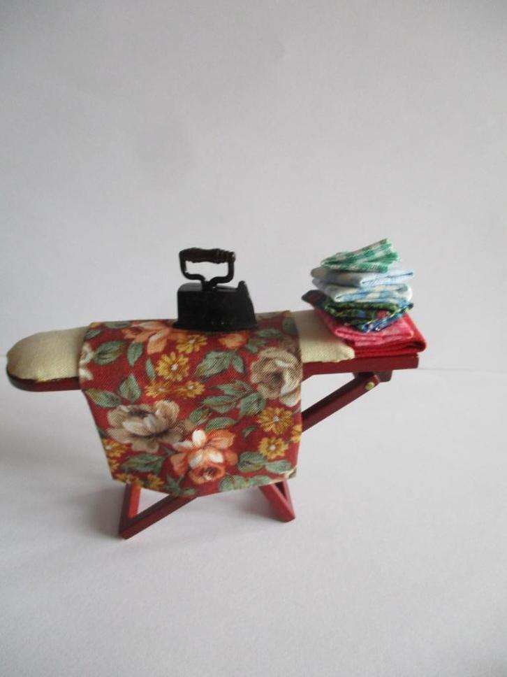 poppenhuis strijkplank met acc., Verzamelen, Poppenhuizen en Toebehoren, Zo goed als nieuw, Decoratie, Ophalen of Verzenden