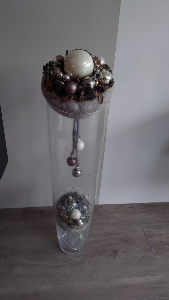 Prachtig kerststuk met kerstballen in een hoge glazen vaas., Diversen, Kerst, Zo goed als nieuw, Ophalen of Verzenden