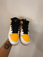 AIR JORDAN 1 MID UNIVERSITY GOLD 37,5, Ophalen, Zo goed als nieuw, Sneakers of Gympen