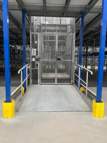 Goederenlift magazijnlift de jong’s liften type SL400 beschikbaar voor biedingen