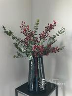 Zijden silka boeket met eucalyptus en rode besjes NIEUW!, Huis en Inrichting, Woonaccessoires | Kunstplanten en Kunstbloemen, Binnen