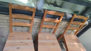 Tuinset: houten tafel + 4 stoelen (1 met kussen) – gebruikt beschikbaar voor biedingen