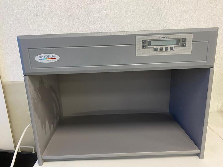 VeriVide lichtkast – textiel & kleurcontrole, Antiek en Kunst, Antiek | Kleden en Textiel, Ophalen