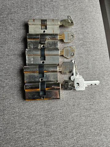 Diverse merken Cilindersloten 6cm + Sleutels beschikbaar voor biedingen