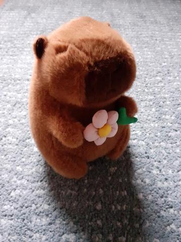 Capybara knuffel met bloem beschikbaar voor biedingen