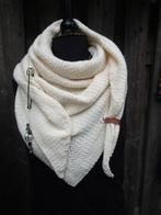 GEHAAKTE DRIEHOEKSJAAL MET SIERSPELD NIEUW 190X85, Kleding | Dames, Mutsen, Sjaals en Handschoenen, Ophalen of Verzenden, Nieuw