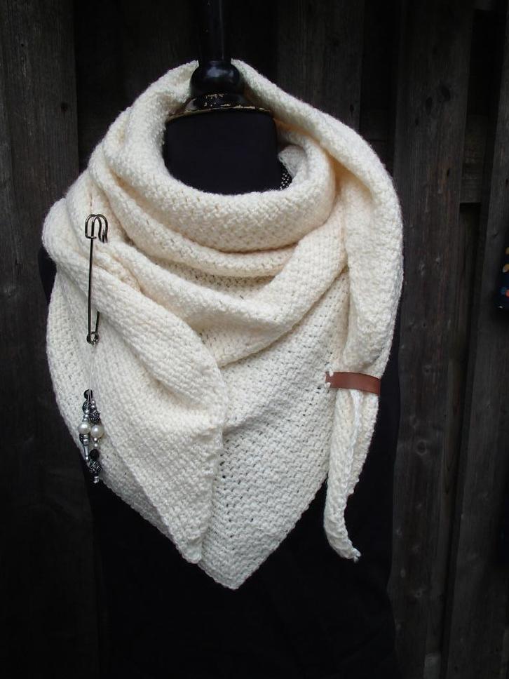 GEHAAKTE DRIEHOEKSJAAL MET SIERSPELD NIEUW 190X85, Kleding | Dames, Mutsen, Sjaals en Handschoenen, Nieuw, Sjaal, Maat 38/40 (M)