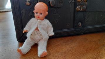 Lots kleine popjes beschikbaar voor biedingen