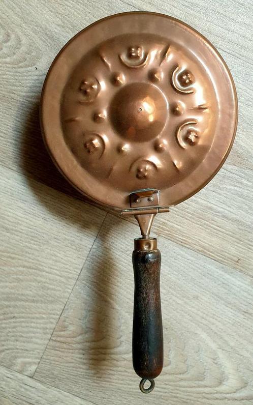 Een koper potje, oude kruik en bakje met houten handvat ., Antiek en Kunst, Antiek | Koper en Brons, Ophalen of Verzenden