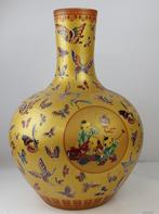 grote vaas porselein versierd met vlinders, Ophalen of Verzenden, Zo goed als nieuw, 50 tot 75 cm, Geel