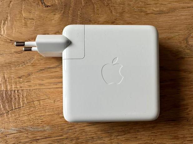 67 Watt Apple MacBook Power Adapter / Oplader, Computers en Software, Laptop-opladers, Zo goed als nieuw, Ophalen of Verzenden
