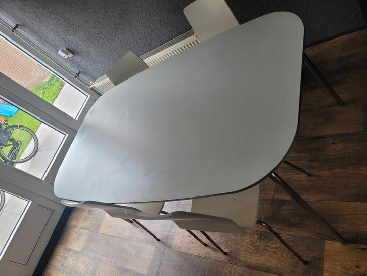 GRATIS! Eettafel met vier stoelen, Huis en Inrichting, Complete eetkamers, Gebruikt, 4 tot 6 stoelen, Ophalen