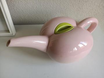 Een fantasierijke roze theepot | Nieuw en ongebruikt. beschikbaar voor biedingen