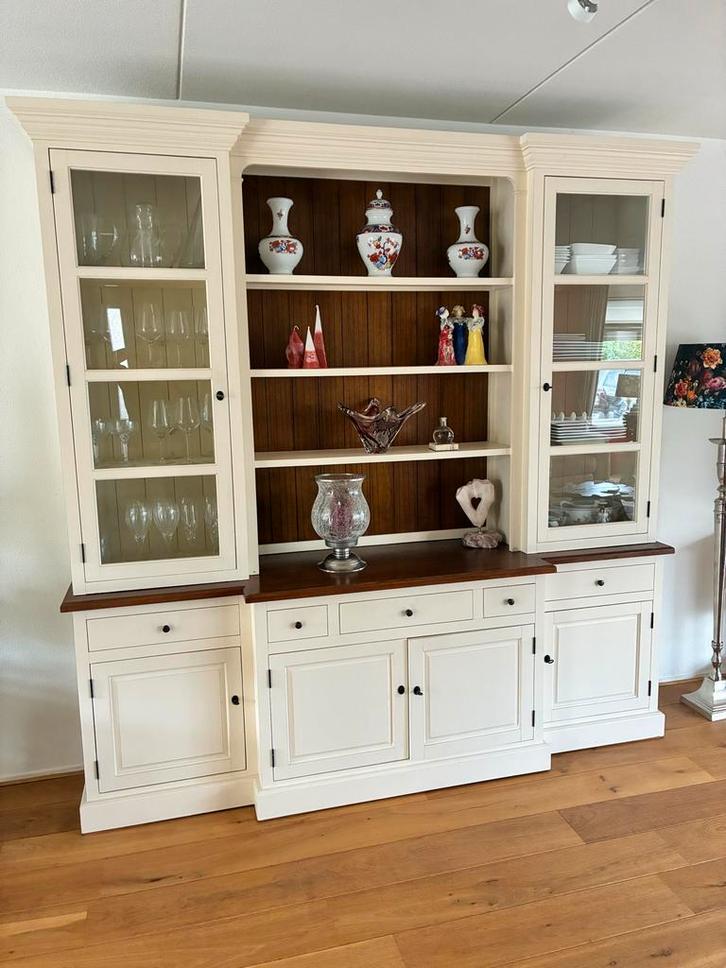Ruime witte Kast met mooie Accenten - 235x225x50 cm, Huis en Inrichting, Kasten | Buffetkasten, Gebruikt, 200 cm of meer, 50 tot 75 cm