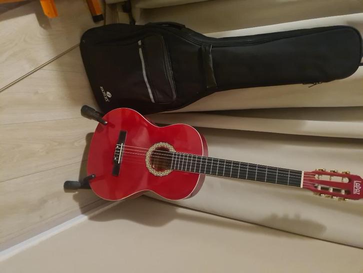 Nieuwe mooie rode gitaar inclusief standaard en opbergtas, Muziek en Instrumenten, Snaarinstrumenten | Gitaren | Akoestisch, Nieuw