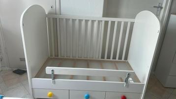 Baby/oeuterbedje met 3 grote laatjes inclusief matrasje beschikbaar voor biedingen