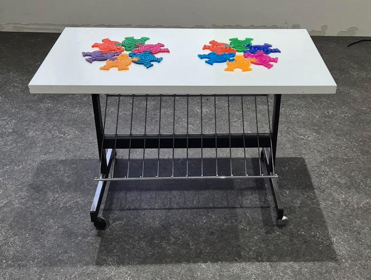 Vintage '70 Bijzettafeltje met Lectuurbak & Wieltjes, Verzamelen, Retro, Huis en Inrichting, Ophalen