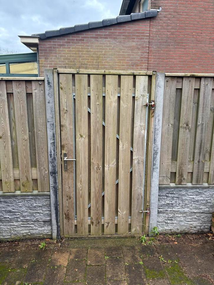 Houten schutting met betonpalen en poort, Tuin en Terras, Schuttingen, Gebruikt, Hout, 1 tot 2 meter, 6 meter of meer, Ophalen