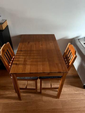 Houten Tafel (met 2 Stoelen) beschikbaar voor biedingen