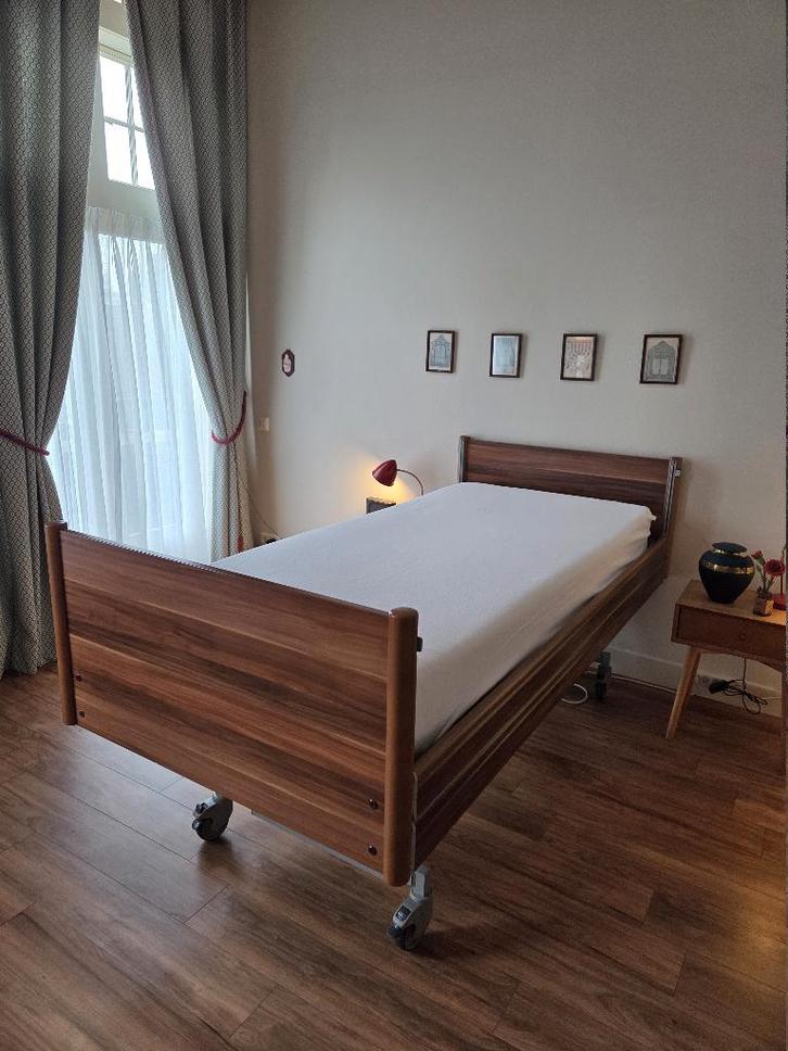 Hoog-laag bed eenpersoons elektrisch, Diversen, Verpleegmiddelen, Zo goed als nieuw, Ophalen