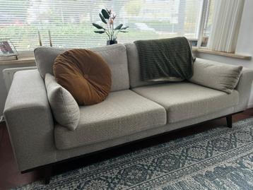 GRATIS | Beige stoffen bank - 2,5 zits - goede staat beschikbaar voor biedingen