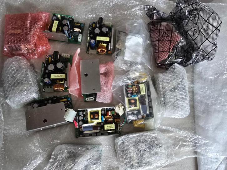 Partij industriële voedingen 85-265V (230V) -> 24V 50 - 200W, Hobby en Vrije tijd, Elektronica-componenten, Zo goed als nieuw
