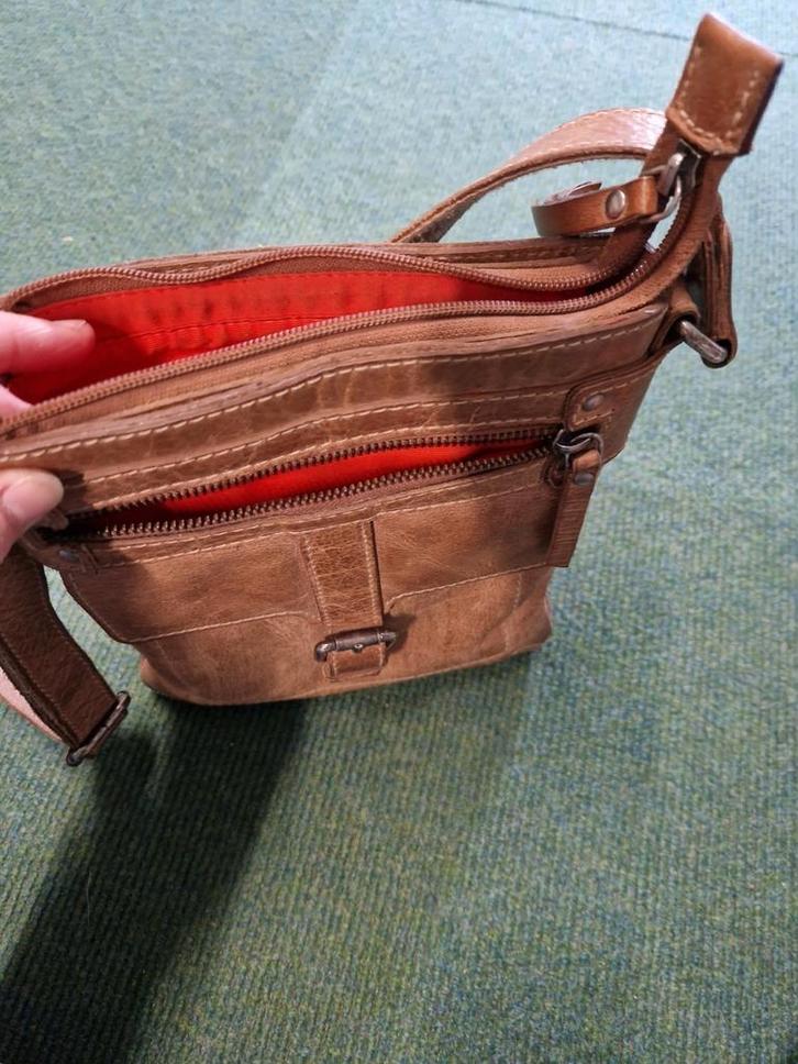 Leren schoudertas met eigenwijze rode voering, Sieraden, Tassen en Uiterlijk, Tassen | Damestassen, Zo goed als nieuw, Schoudertasje