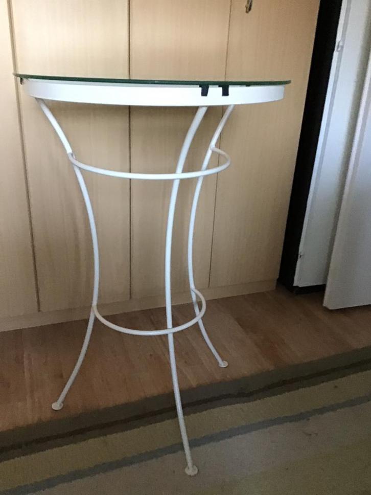 Leuke sidetable , wit metalen frame en een glazen blad., Huis en Inrichting, Tafels | Sidetables, Gebruikt, 25 tot 50 cm, 50 tot 100 cm