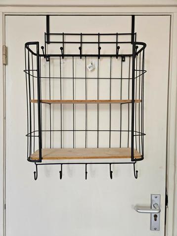 Metalen Wandkapstok met Houten Planken shelve rack beschikbaar voor biedingen