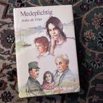 Medeplichtig - Anke de Vries - hardcover - klassieker, Ophalen of Verzenden, Zo goed als nieuw, Anke de Vries, Fictie