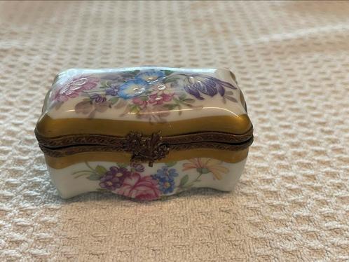 Limoges France pillendoosje floral decor, Antiek en Kunst, Curiosa en Brocante, Ophalen of Verzenden