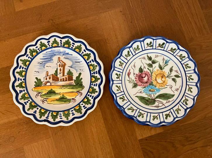Twee Spaanse handbeschilderde bordjes, Antiek en Kunst, Antiek | Keramiek en Aardewerk, Ophalen of Verzenden