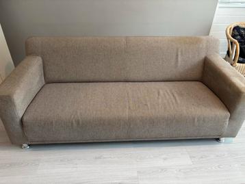Comfortabele 3-zits bank beschikbaar voor biedingen