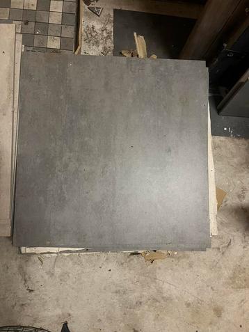 24 nieuwe grijze vloertegels 60x60 cm beschikbaar voor biedingen