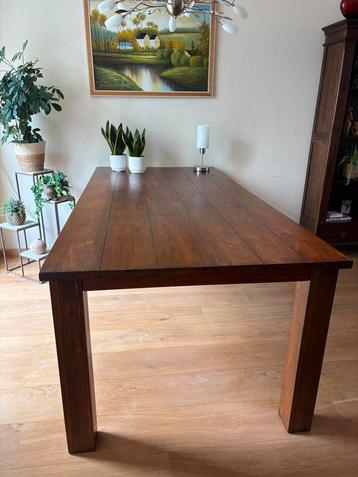 Eettafel beschikbaar voor biedingen