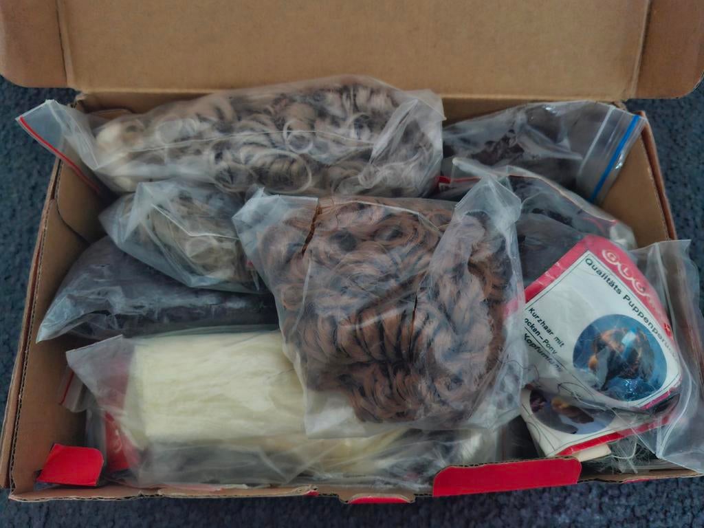 Poppenpruikjes - Duits fabrikaat - ca. 16 stuks, Ophalen of Verzenden