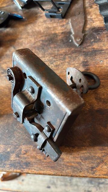 Antiek slot met sleutel rond 1600 beschikbaar voor biedingen