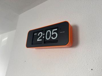 Karlsson Wall Clock Wide Flip Oranje - Nieuw in doos! beschikbaar voor biedingen