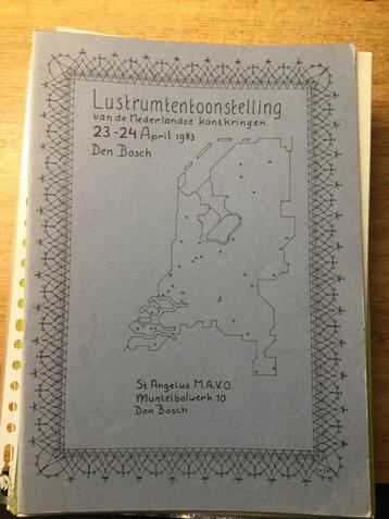 Stapel syllabi over kantklossen beschikbaar voor biedingen