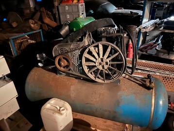 Grote compressor. Krachtstroom. beschikbaar voor biedingen