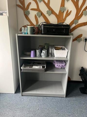 Simpele kast met planken - 79x105x40 cm beschikbaar voor biedingen